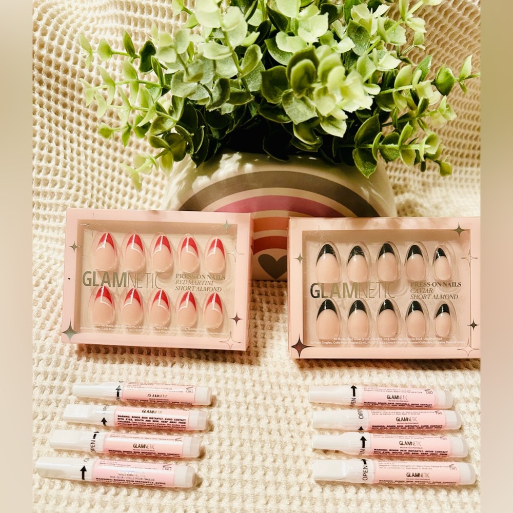 GLAMNETIC PRESS-ON NAILS 💅🏻•RED MARTINI •CAVIAR 💅🏻 & 8 FREE NAIL GLUE MINIS!